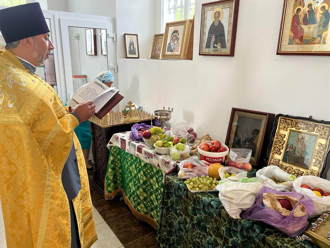 Настоятель Троицкого храма священник Сергий Иванов совершил освящение винограда и плодов нового урожая