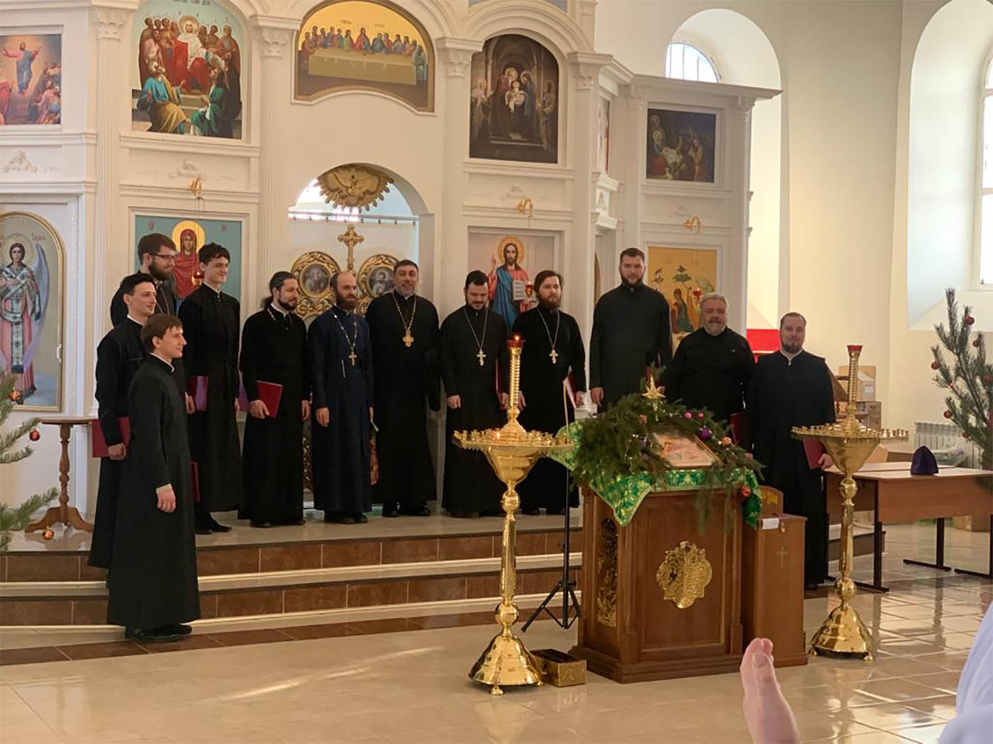 На Рождество Христово мы встречали сводный хор священнослужителей Пензенской епархии, который поздравил прихожан рождественскими песнопениями и колядками
