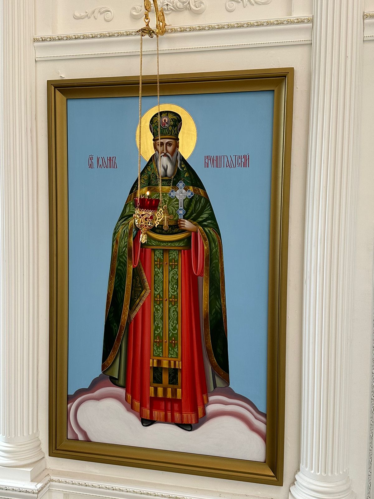 Икону святого праведного Иоанна Кронштадского поместили в киот и установили в нижнем ярусе иконостаса